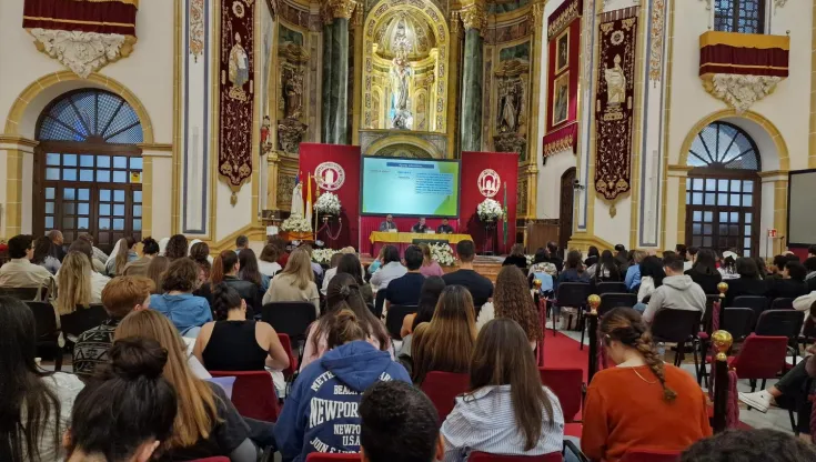 Instante de la conferencia impartida por el Padre Stefano Cecchin, presidente de la Pontificia Academia Mariana Internacional.