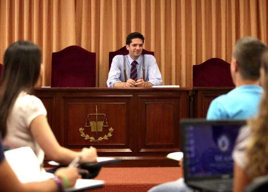 Grado en Derecho Instalaciones Juzgado UCAM