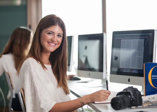 Alumna con ordenador