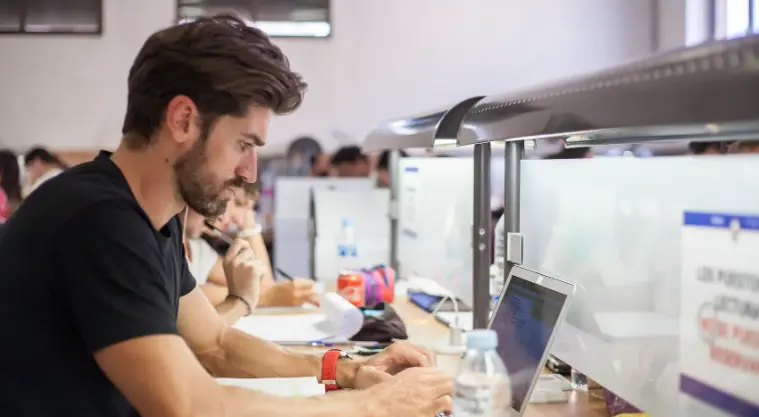 Centro de recursos académicos con libros, revistas, recursos digitales y áreas de estudio, disponible para consulta y préstamo a alumnos y personal de UCAM en Murcia en el