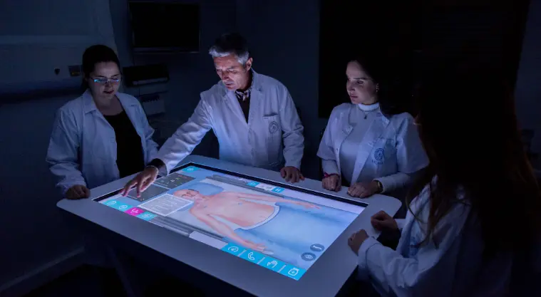 Mesa de Disección Virtual en UCAM, única en España, para el estudio avanzado de anatomía con visualización 3D y planes de corte, utilizada en el
