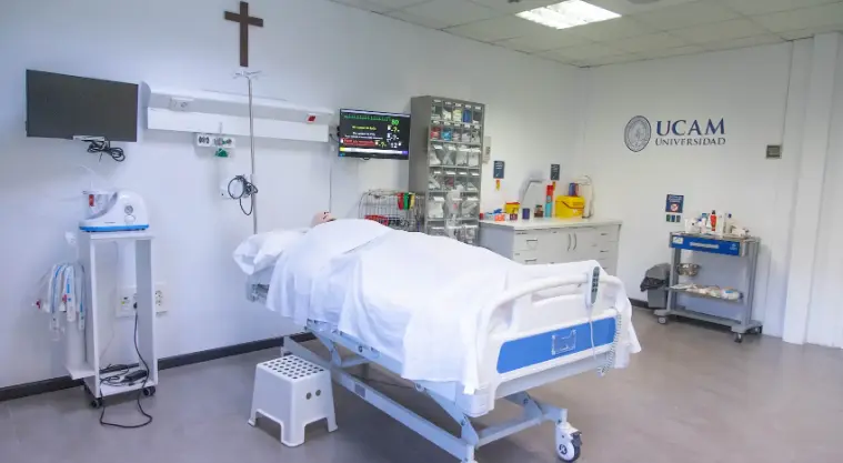 Sala de Simulación Hospitalaria UCAM: Más de 900m cuadrados en dos plantas para prácticas clínicas con simuladores avanzados, áreas de control, hospital y debriefing, ofreciendo experiencia realista en el
