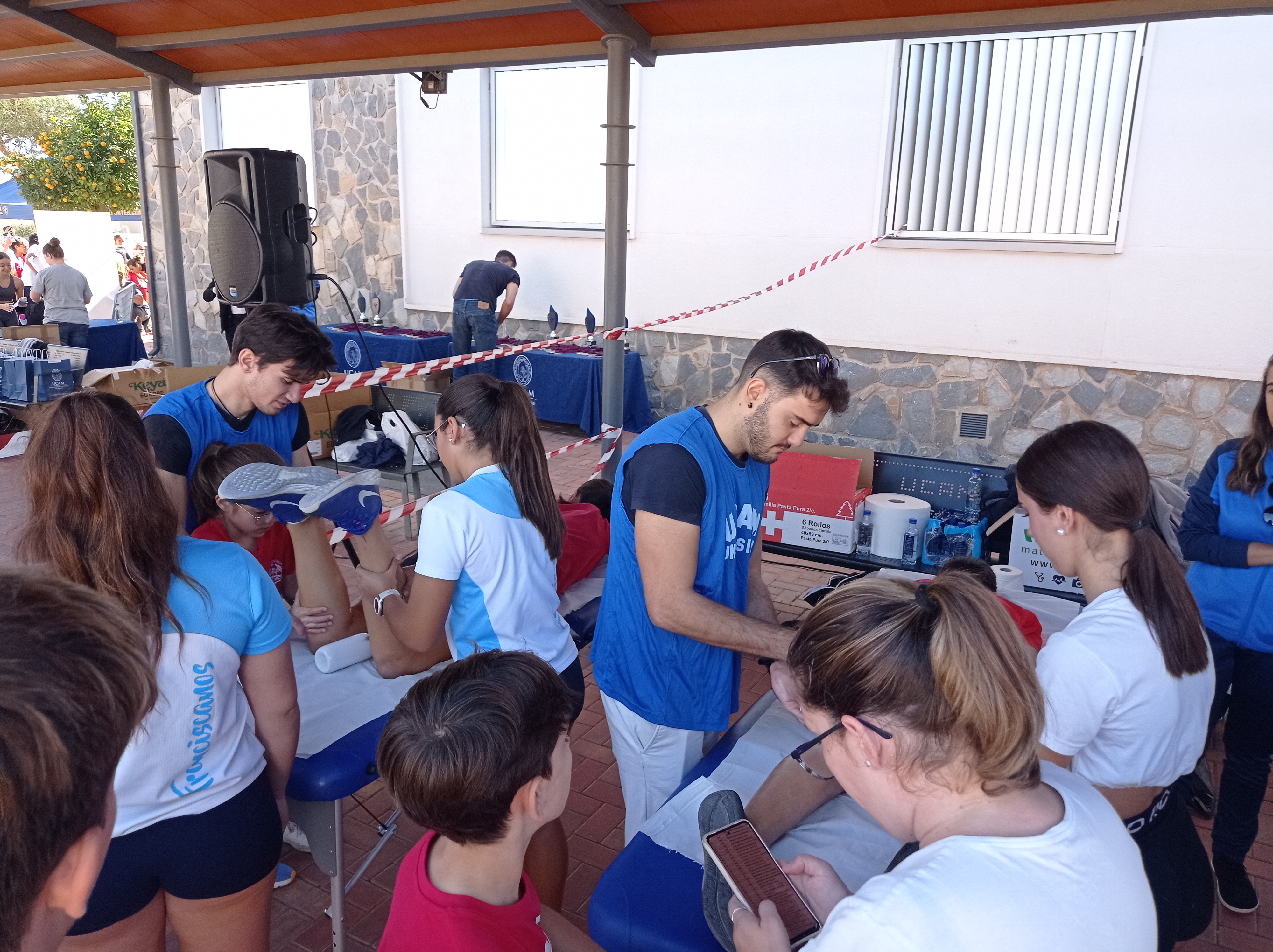 Alumnos del Grado en Fisioterapia prestan asistencia a los corredores