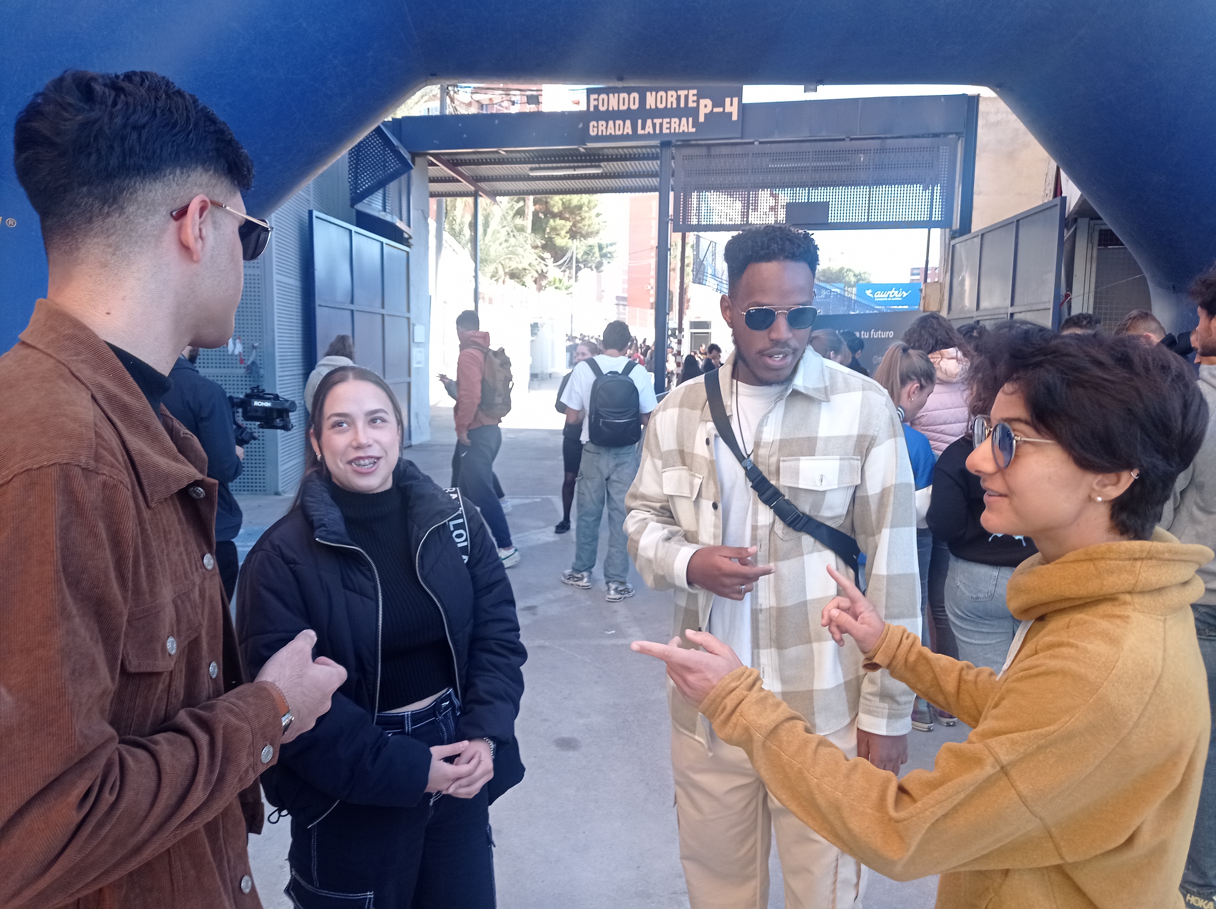 Alumnos internacionales de UCAM Cartagena conversan antes de la Bienvenida en el BeSoccer