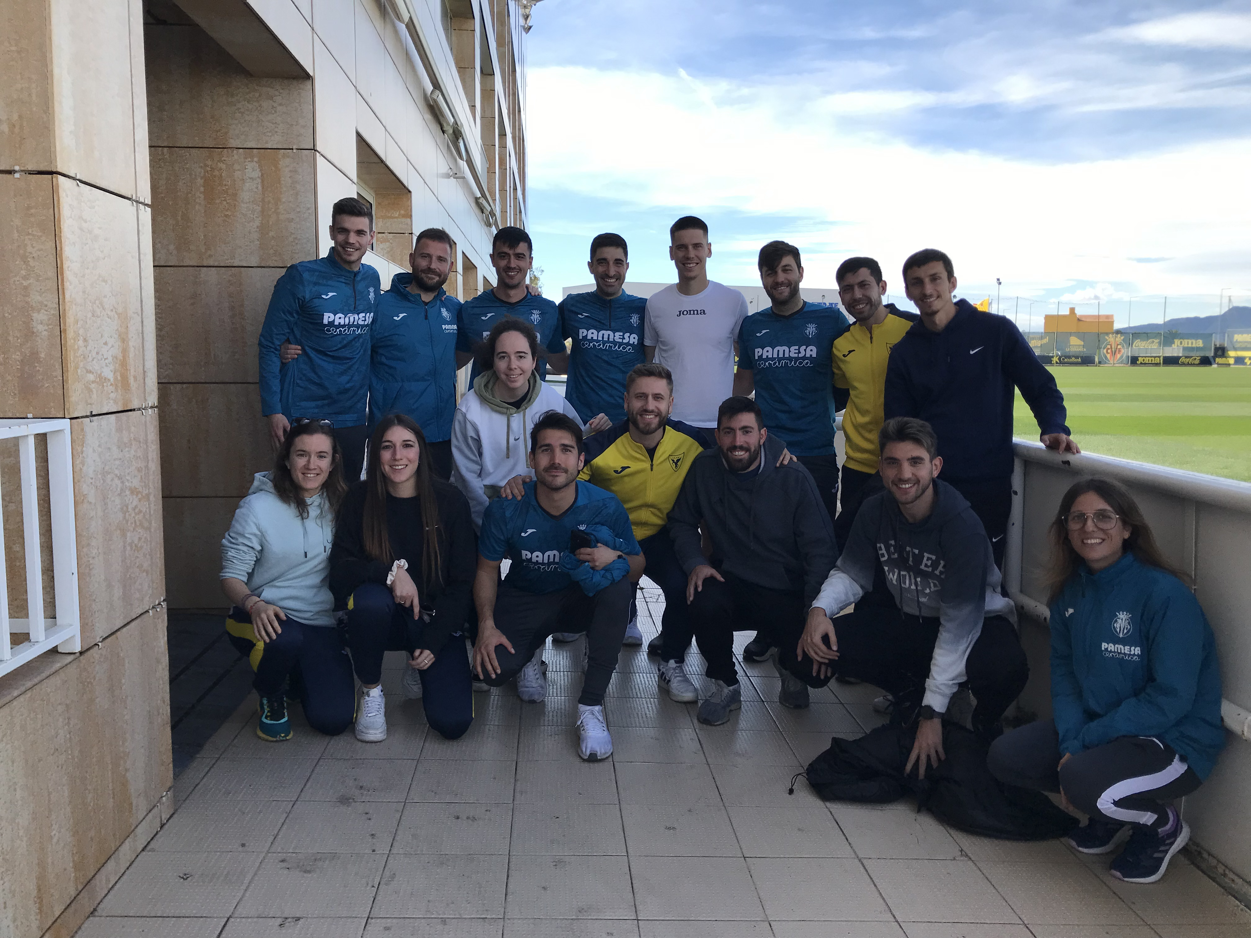 Alumnos junto a Juan Foyth en la visita al Villarreal CF