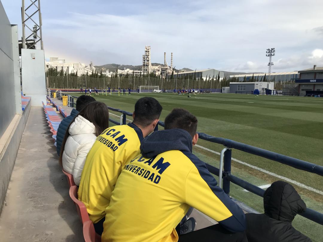 Alumnos visualizando el entrenamiento del Levante UD.