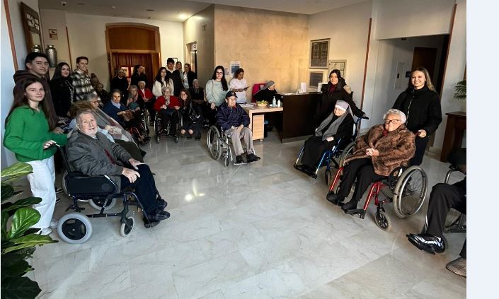 Alumnos de UCAM Cartagena visitan a los usuarios del Asilo de las Hermanitas de los Pobres