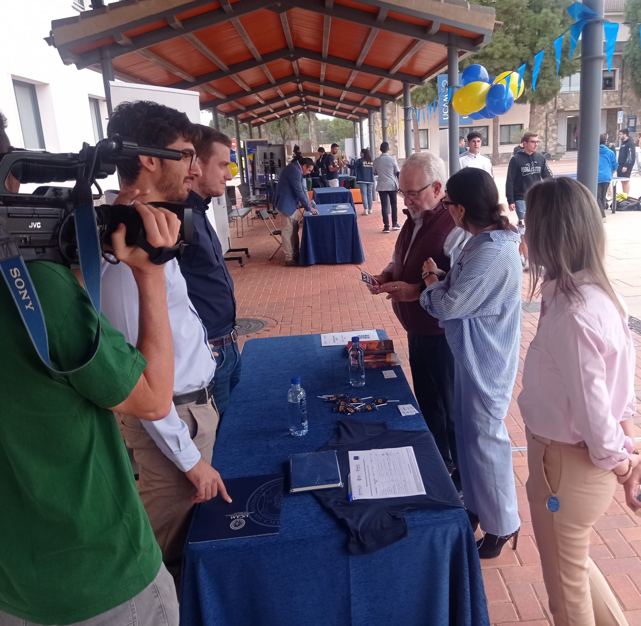Visita a los stands informativos