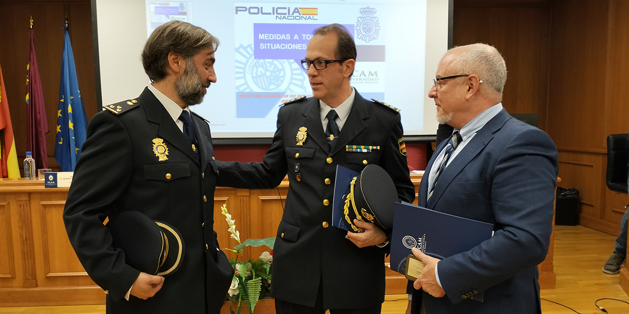 Javier Morote, head of the Murcia Provincial Public Security Brigade; José María Caballero Salinas, Vice-Dean of the UCAM Degree in Criminology, and Piedad Párraga Torres, Inspector of the National Police Force at the opening of the event.
