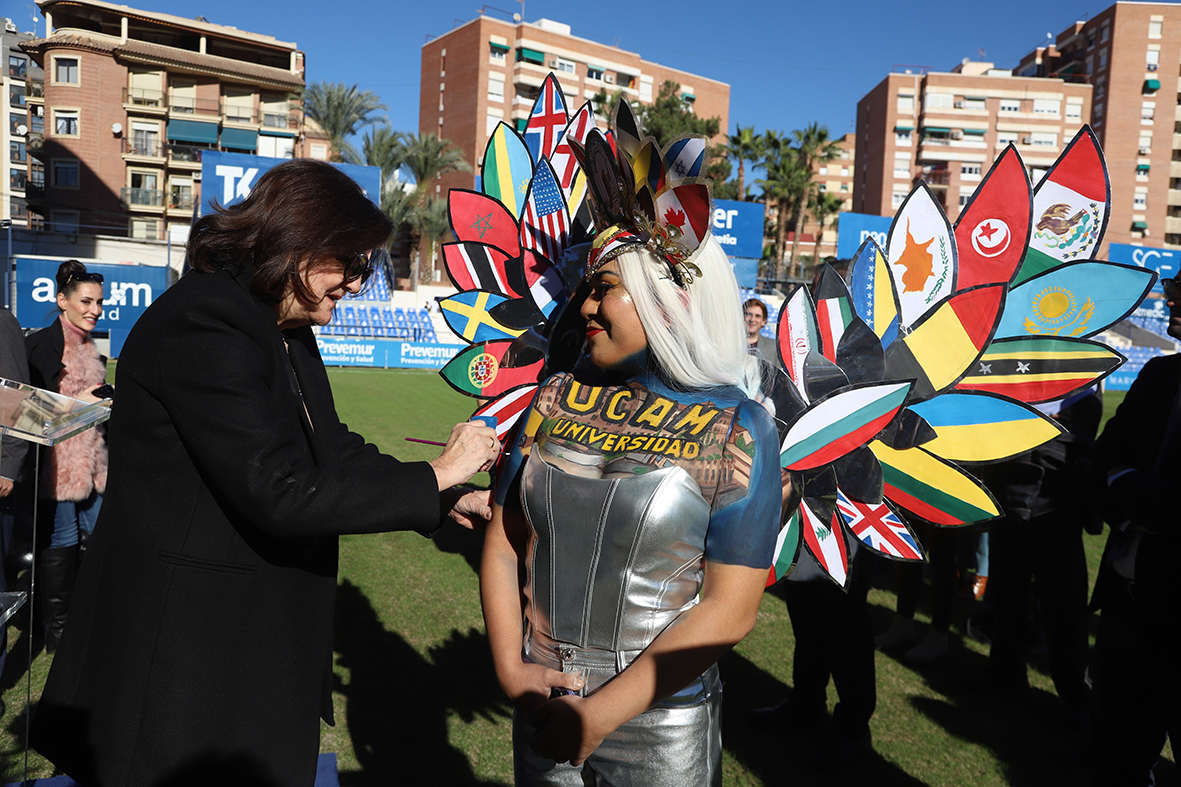 La salvadoreña Marcela Peraz, tiktoker y estudiante UCAM, termina su espectacular maquillaje con la firma de la presidenta
