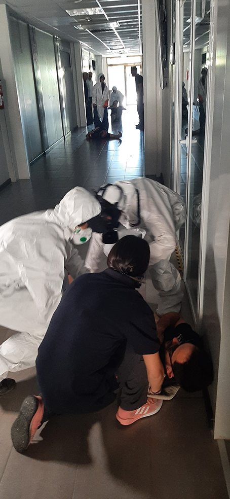Simulacro de atención a un herido tras un ataque terrorista en un entorno con gases tóxicos 