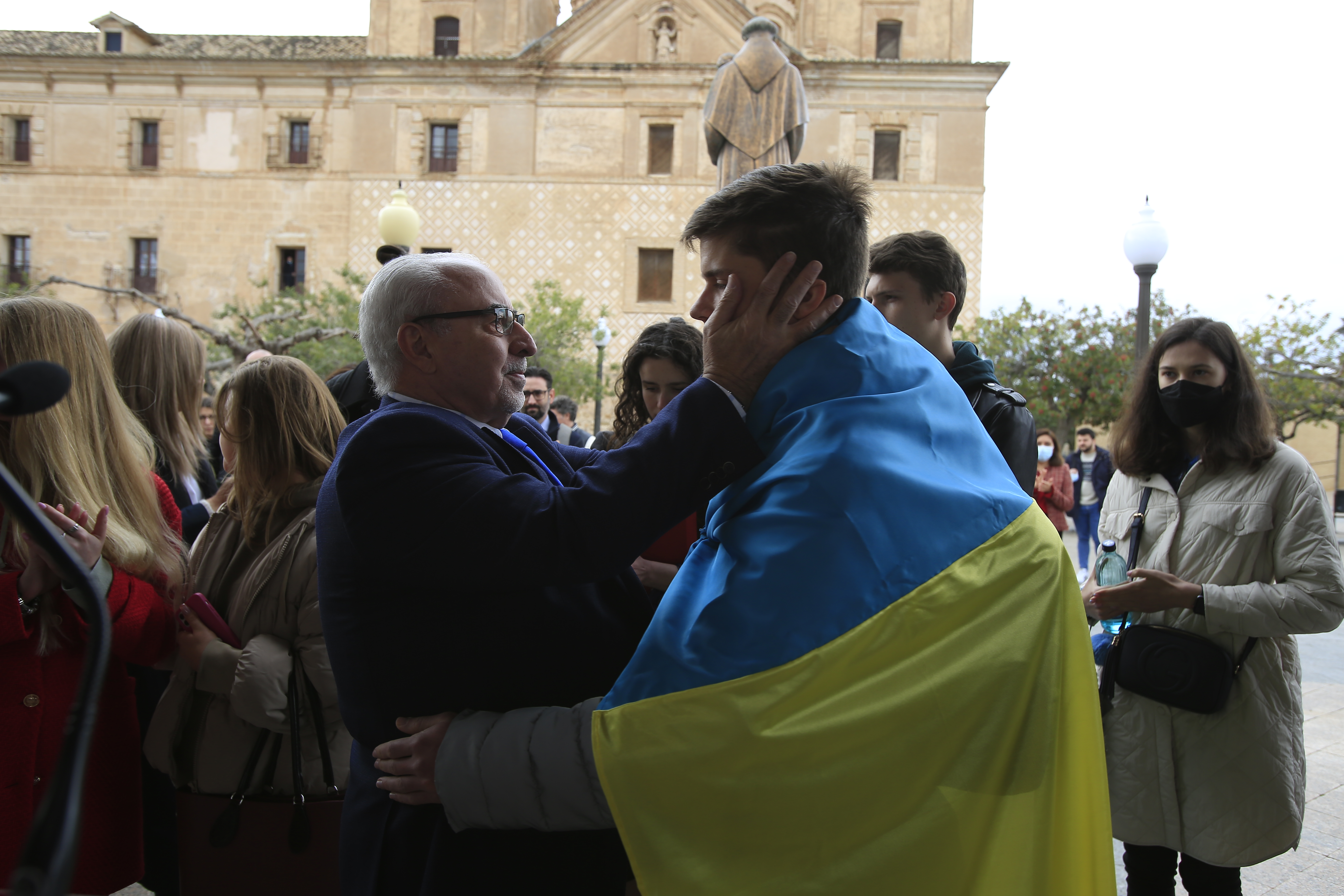 José Luis Mendoza, presidente de la UCAM, junto a un alumno ucraniano