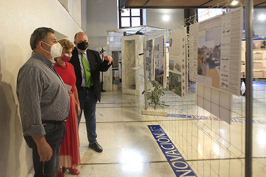 En la imagen, María José Peñalver, decana presidenta del Colegio Oficial de Arquitectos de la Región de Murcia; Juan Roldán, director de los grados en Arquitectura e Ingeniería de Edificación de la UCAM, y Francisco José Sánchez Medrano, subdirector del Grado en Arquitectura de la Católica, durante la inauguración de la exposición.