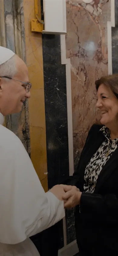 El Papa Leon XIV con la Presidenta de la UCAM María Dolores García