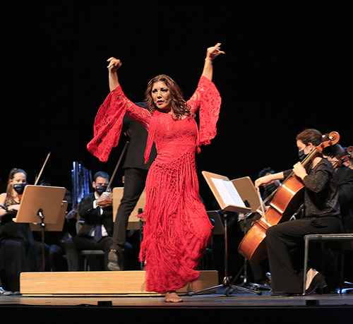 La cantaora Joana Jiménez junto a la Orquesta Sinfónica de la UCAM