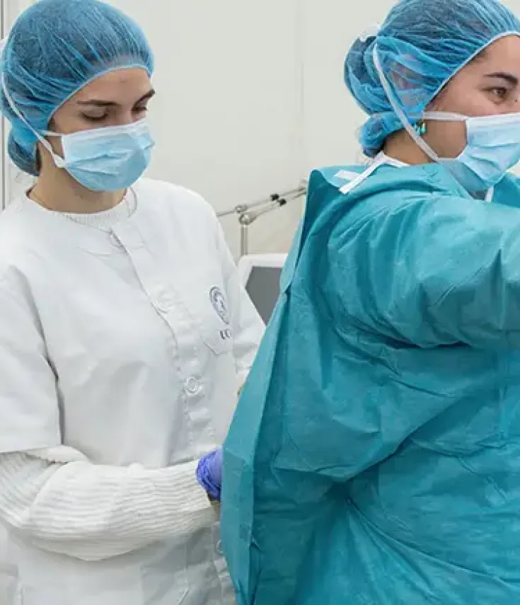 Estudiantes del grado en enfermería siguiendo los protocolos de seguridad sanitarios en la sala de exploración simulada de UCAM Universidad