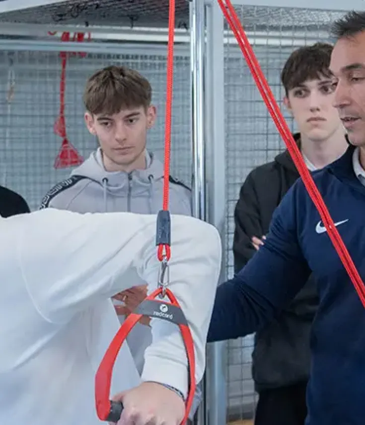 Estudiantes guiados por su profesor en las instalaciones de UCAM Universidad para el grado en fisioterapia.