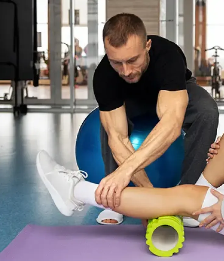 Fisioterapeuta trabajando con técnicas de rehabilitación.