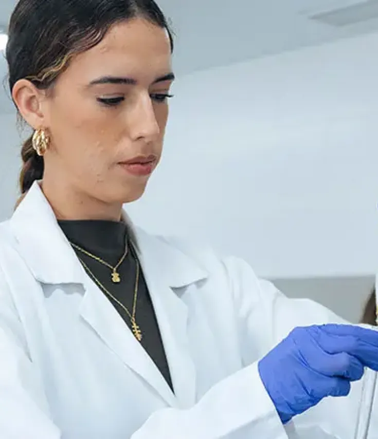 Estudiantes del grado en medicina realizando pruebas de laboratorio.