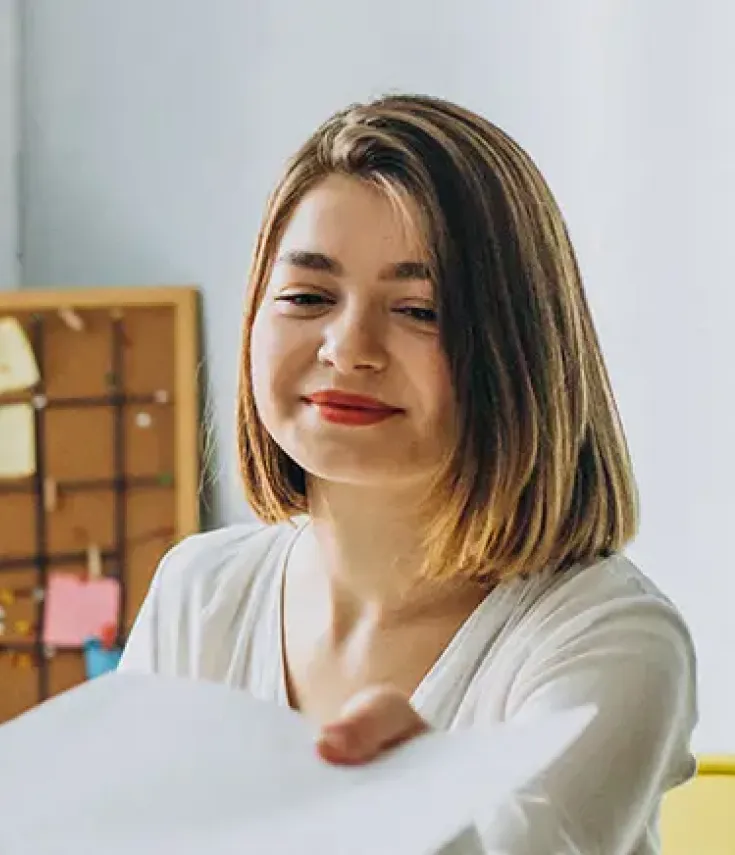 oven entregando su currículum vitae, símbolo de las oportunidades profesionales que ofrece el Grado en Relaciones Laborales y Recursos Humanos de UCAM. Imagen representativa para estudiar recursos humanos online, iniciar una carrera en relaciones laborales, formarse como graduado social o acceder al grado online en RRHH.