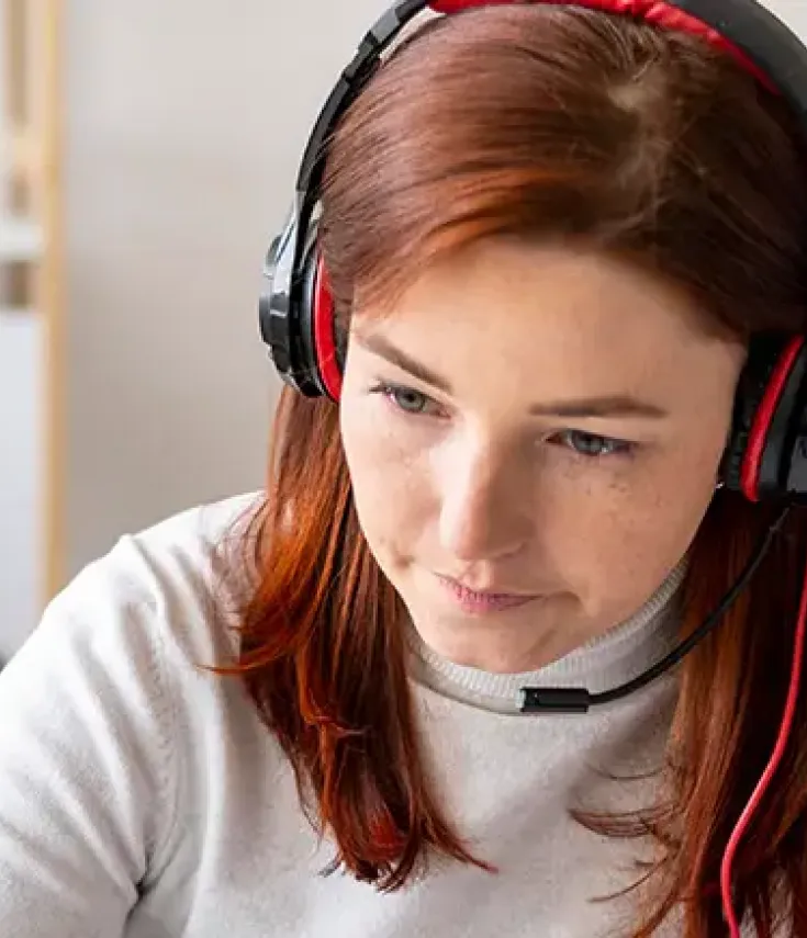 Traductora con los auriculares puestos realizando su trabajo en traducción.