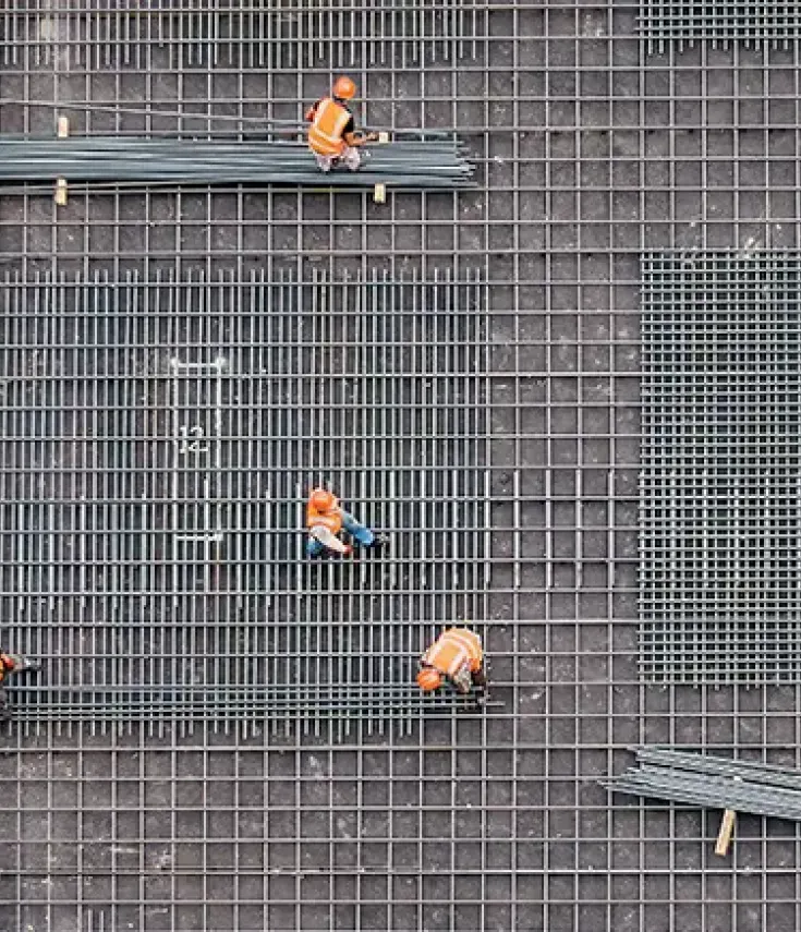 Trabajadores en un forjado de un edificio