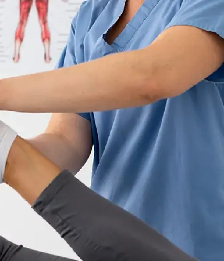 Fisioterapeuta realizando prueba de movilidad y evaluación del tobillo y pie en la Microcredencial en Patología Deportiva del Miembro Inferior de la UCAM