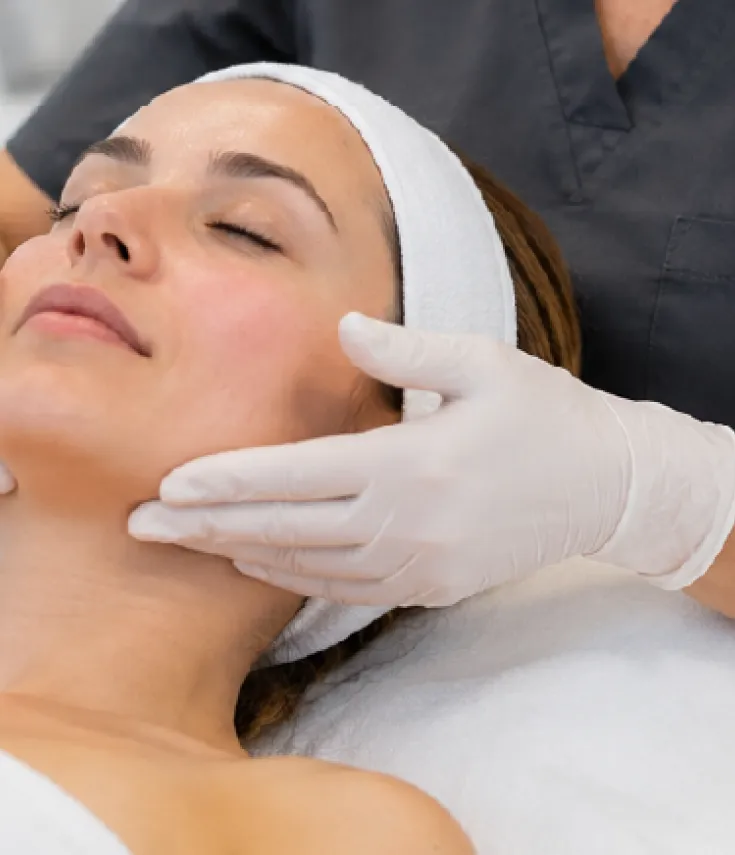 Técnica de estimulación cutánea y palpación facial en Fisioterapia Dermatofuncional en el Curso de la UCAM