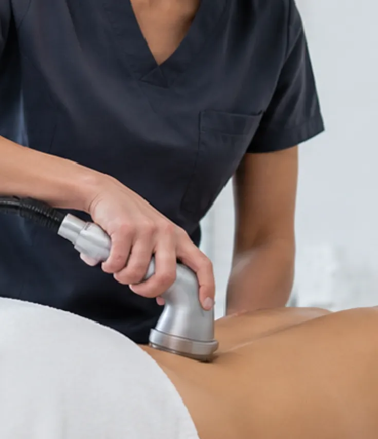 Fisioterapeuta aplicando tratamiento de radiofrecuencia para fisioterapia dermatofuncional y recuperación de tejidos en la UCAM