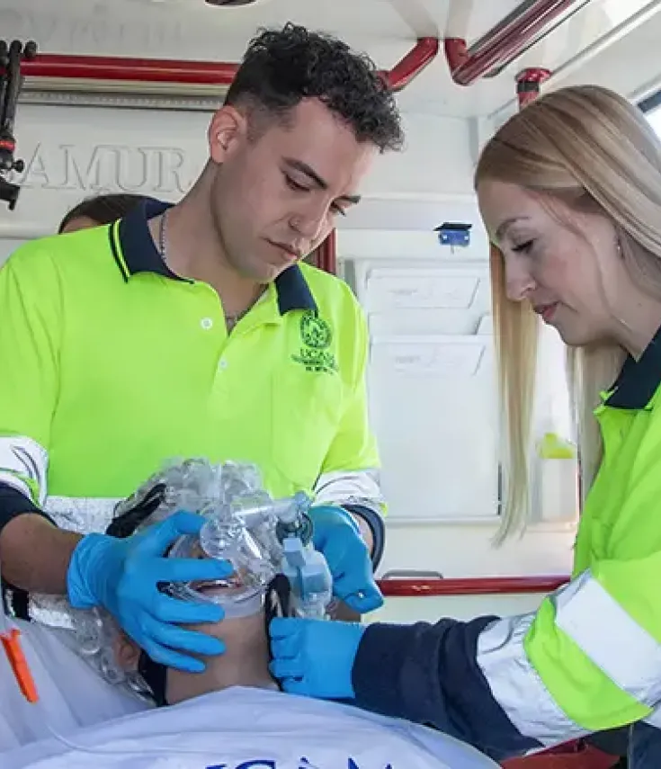 Enfermeros de la ucam estudiando en el aula simulada