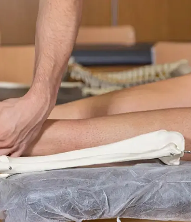 Alumnos del grado en fisioterapia de la UCAM realizando prácticas simuladas en el aula.