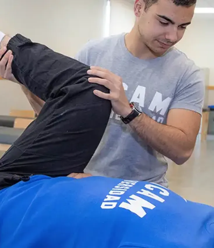 Alumnos del grado en fisioterapia de la UCAM realizando prácticas simuladas en el aula