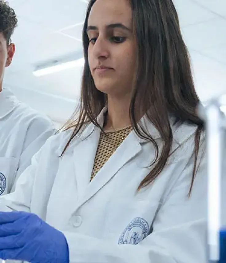 médicos de la ucam estudiando en el aula simulada con pruebas médicas específicas de oftalmología.
