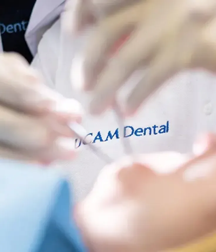 odontólogos de UCAMuniversidad atendiendo a una paciente en la clínica universitaria UCAM Dental orientada a las prácticas de los estudiantes de Grado en Odontología.