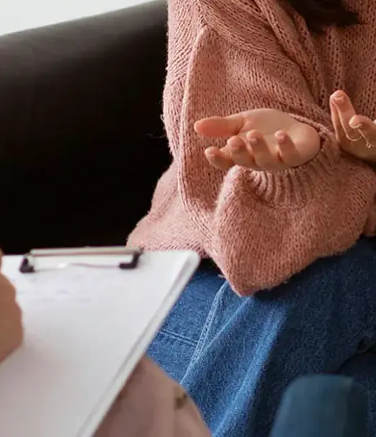 Psicóloga al teléfono con una paciente a la que trata de forma online.