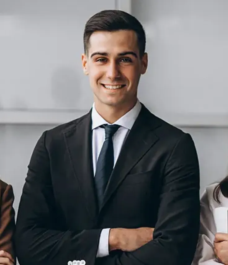 Tres alumnos del Grado en Relaciones Laborales y Recursos Humanos de UCAM sonríen a la cámara en su primer día de prácticas, reflejando el enfoque práctico y la formación online en RRHH que ofrece la universidad.