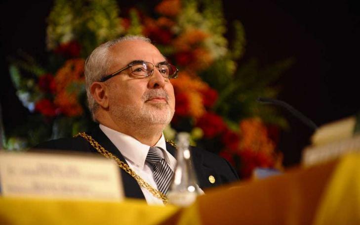 La Guardia Civil condecora al presidente de la UCAM, José Luis Mendoza, con la Cruz de Plata al Mérito