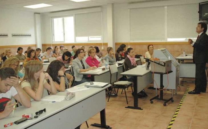 “Humanizar la medicina es difícil cuando existen carencias económicas”