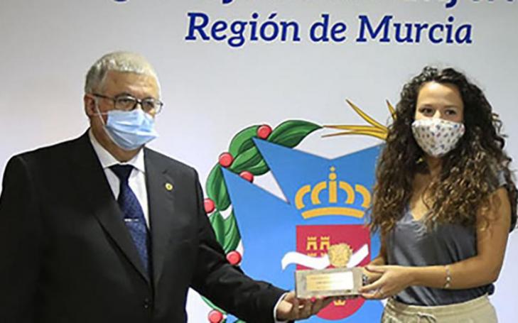 Judit Sánchez, egresada del Máster en Enfermería de Urgencias, Emergencias y Cuidados Especiales de la Universidad Católica, recibe el premio de manos de Manuel García Sánchez, presidente del Colegio de Enfermería de la Región de Murcia