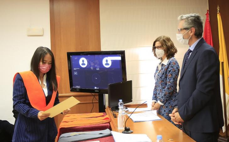 Momento de la graduación con el vicerrector de Relaciones Internacionales