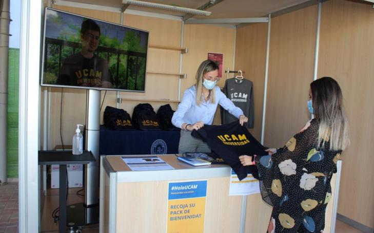 Los estudiantes de primero reciben su pack de bienvenida 