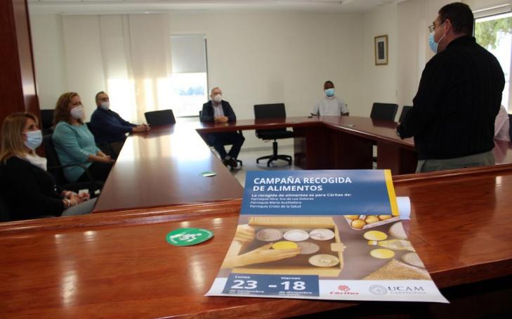 Reunión entre los representantes de Caritas de las tres parroquias de Los Dolores para hablar de la campaña de recogida de alimentos
