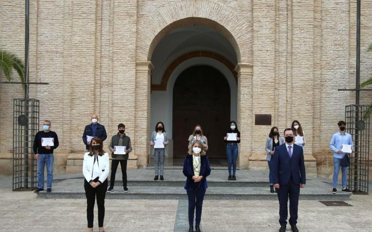 Los ganadores de las olimpiadas junto a autoridades académicas y de la CARM