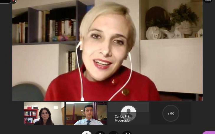 En la imagen una emprendedora detallando su modelo de negocio