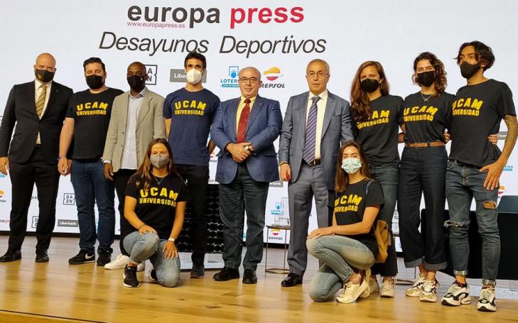 Alejandro Blanco, presidente del Comité Olímpico Español, José Luis Mendoza, presidente de la UCAM y una representación de deportistas de nuestra universidad han asistido al acto