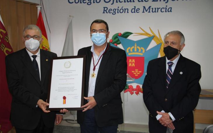 En la imagen, Carmelo Gómez (c.) junto a Manuel García, presidente del Colegio, y  Eduardo Estrella, secretario del mismo