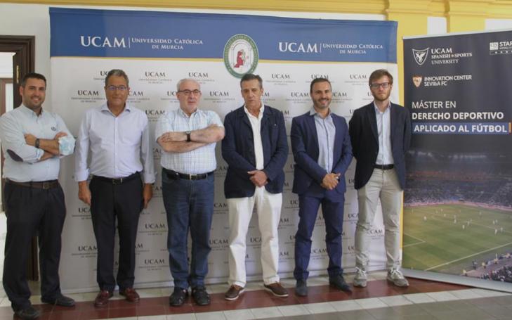 José Luis Mendoza García, director de Relaciones Institucionales de la UCAM; Jaime Sánchez-Vizcaino, vicedecano del Grado en Derecho; José Luis Mendoza, presidente de la Universidad; José María Cruz, director general del Sevilla FC; Pedro Emilio Alcaraz, director del UCAM Spanish Sports University, y José María Cruz Gallardo, director de I+D+i Fútbol - Sevilla FC Innovation Center