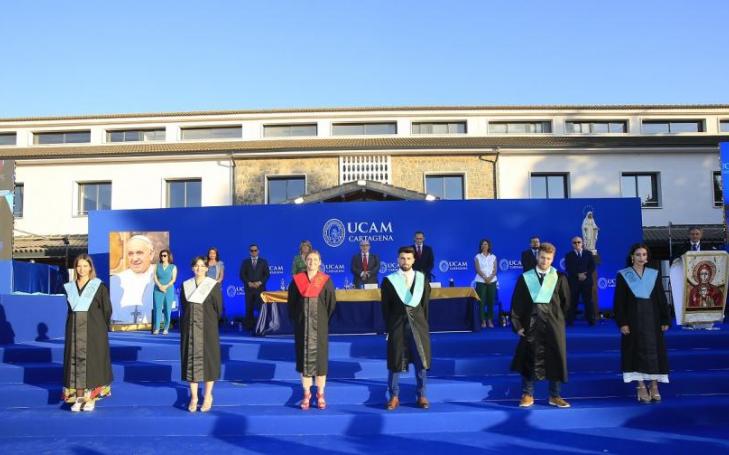 Los delegados de las seis titulaciones graduadas representaron a sus compañeros