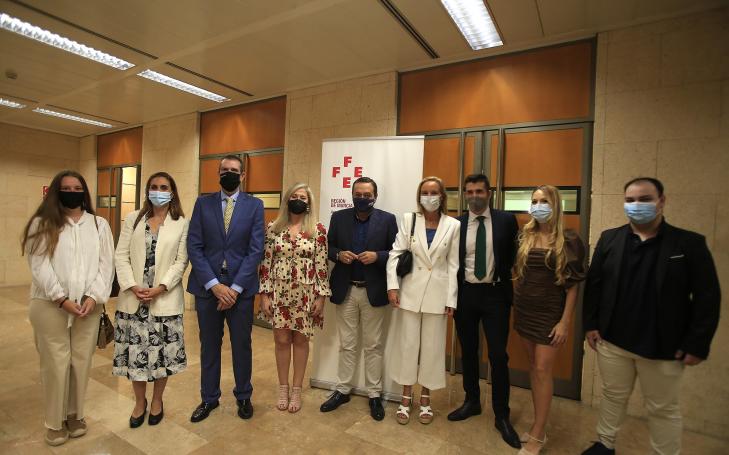 Los estudiantes de la UCAM premiados junto a la vicedecana del título, Pilar Zafrilla, y los máximos responsables de FEFE Murcia y CROEM