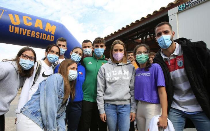 Mireia con estudiantes de la UCAM